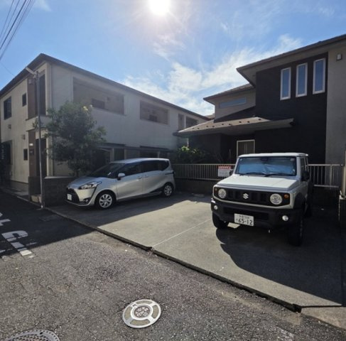 フォレストメゾンの駐車場