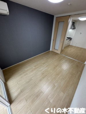 【居間・リビング】 | グレースガーデン南高下Ⅲ | 同タイプのお部屋です（現況を優先します）※中部屋ため、妻側窓はありません。