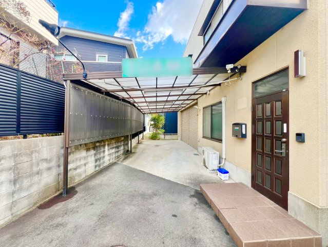 名東区西里町五丁目戸建の前面道路含む現地写真|玄関・車庫