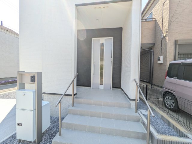 取手市野々井　01期　新築戸建ての玄関|玄関ドアはカードキーで開閉も楽々♪
スマホでの開錠と施錠も可能です！
玄関上部には人感センサー付きのダウンライトがあるので、夜間の帰宅時に自動で点灯してくれます♪
防犯対策面にも一役買ってくれます！
