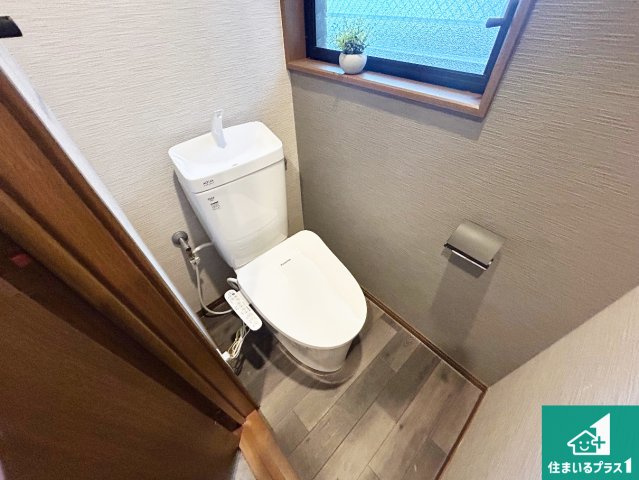 宝塚市清荒神　中古一戸建てのトイレ|明るく清潔感のあるトイレ！