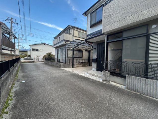 宝塚市清荒神　中古一戸建ての前面道路含む現地写真|車通りの少ない前面道路！お子様がいらっしゃるご家族でも安心！