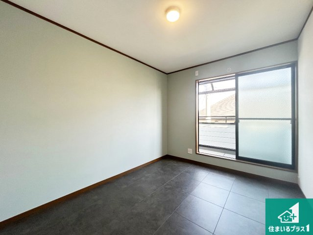 宝塚市清荒神　中古一戸建ての洋室|寝室は心地よい眠りにつけるよう、シンプルかつ開放的な空間に設計！大きな窓から差し込む日が心地いいです♪