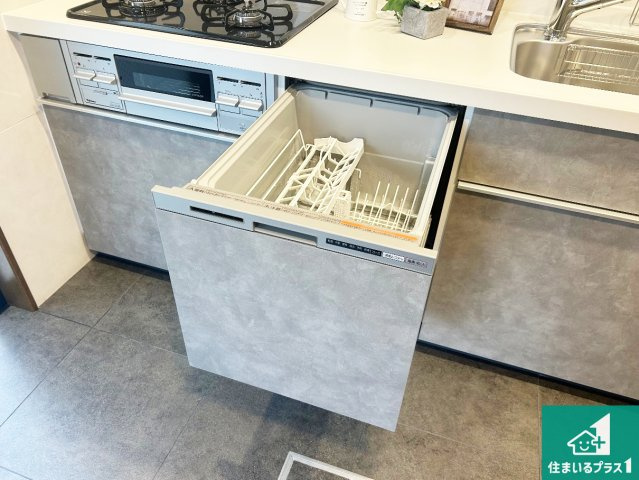 宝塚市清荒神　中古一戸建ての設備|食事後の一仕事、食器洗いをボタン一つでお任せできちゃいます！場所を取らないビルトイン式なので、お料理スペースもしっかり確保！
