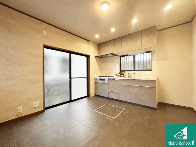 宝塚市清荒神　中古一戸建ての居間・リビング|日当たり良好の明るいダイニングで朝の目覚めもスッキリできそう！