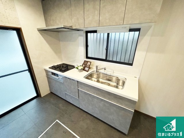 宝塚市清荒神　中古一戸建てのキッチン|スペースが広く確保されている為お子様が大きくなったときは一緒に料理を楽しめます♪