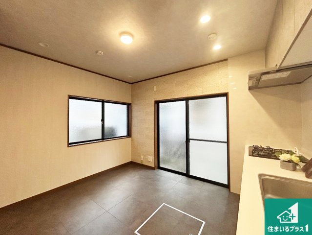 宝塚市清荒神　中古一戸建ての居間・リビング|明るいダイニングで朝の目覚めもスッキリできそう！