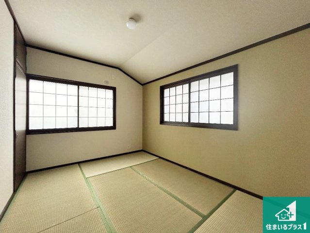 宝塚市清荒神　中古一戸建ての和室|一室あると便利な和室は客間としてだけでなく、小さなお子様のプレイルームや食後のくつろぎスペースとしてもご利用いただけます。収納もついていますので大活躍間違いなし！