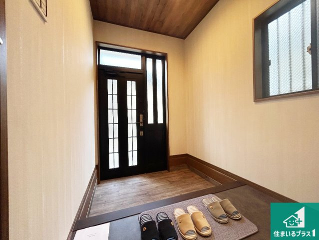 宝塚市清荒神　中古一戸建ての玄関|明るく開放的な玄関！