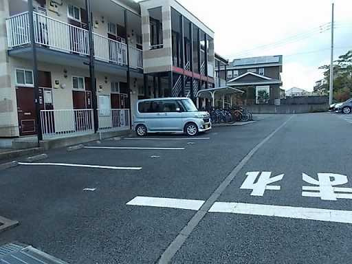 レオパレスフォンティーヌの駐車場