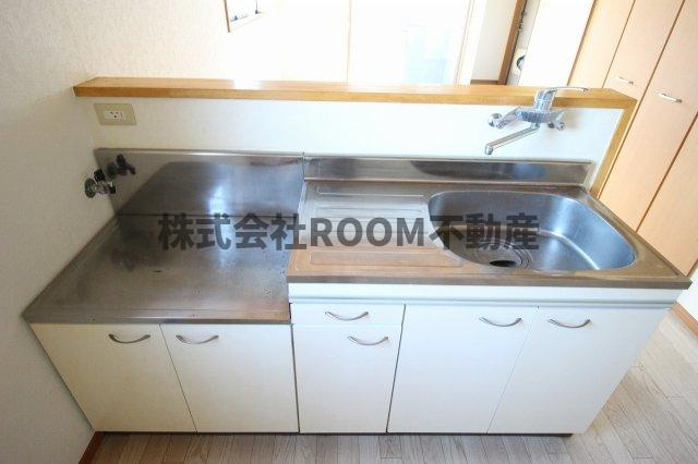 ラパン郡元のキッチン|コンパクトなキッチンで掃除もラクラク