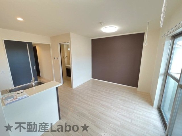 ユニヴァリィ県庁東