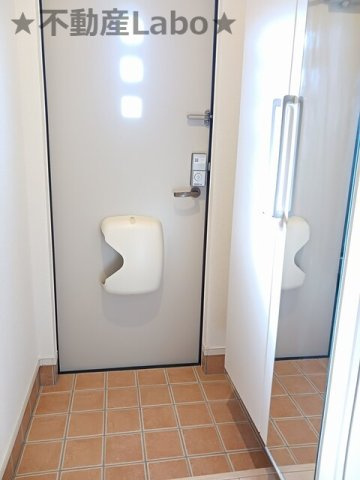 ロータス南島田Dの玄関