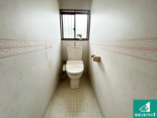 西宮市名塩南台　中古一戸建てのトイレ|1・2階の2ヶ所にあるので、朝の忙しい時間の順番待ちもなく、深夜の利用にも大変便利です。
