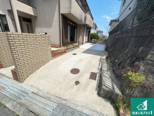 西宮市名塩南台　中古一戸建ての駐車場|２台分の駐車スペース有り！急な来客でも安心です！