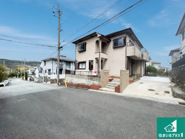 西宮市名塩南台　中古一戸建ての前面道路含む現地写真|車通りの少ない前面道路！お子様がいらっしゃるご家族でも安心！