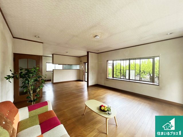 西宮市名塩南台　中古一戸建ての居間・リビング|日当たり良好の明るいリビングで朝の目覚めもスッキリできそう！対面キッチンでご家族のコミュニケーションも自然と増える設計！小さなお子様が遊ぶスペースを作っても広々とくつろげるLDK！