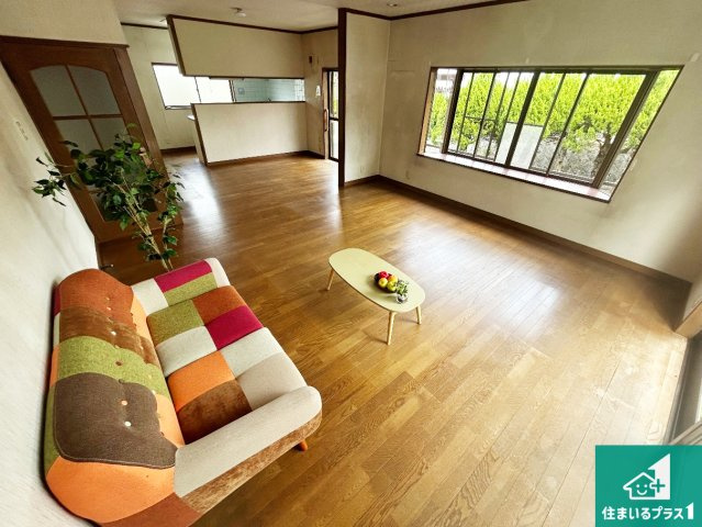 西宮市名塩南台　中古一戸建ての居間・リビング|日当たり良好の明るいリビングで朝の目覚めもスッキリできそう！対面キッチンでご家族のコミュニケーションも自然と増える設計！小さなお子様が遊ぶスペースを作っても広々とくつろげるLDK！
