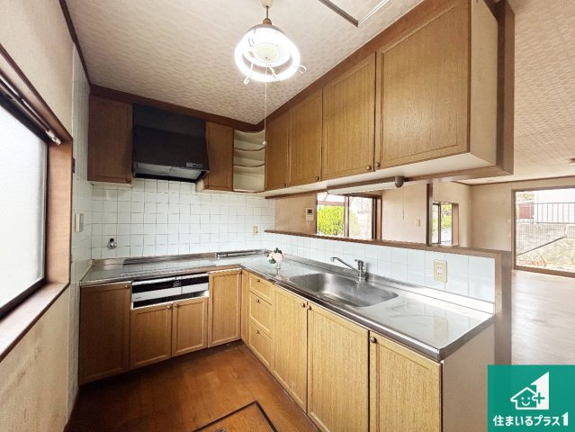 西宮市名塩南台　中古一戸建てのキッチン|子供を見守りながらお料理が出来るため家族のコミュニケーションか増えます♪スペースが広く確保されている為お子様が大きくなったときは一緒に料理を楽しめます♪