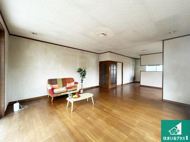 西宮市名塩南台　中古一戸建ての居間・リビング|明るいリビングで朝の目覚めもスッキリできそう！対面キッチンでご家族のコミュニケーションも自然と増える設計！小さなお子様が遊ぶスペースを作っても広々とくつろげるLDK！