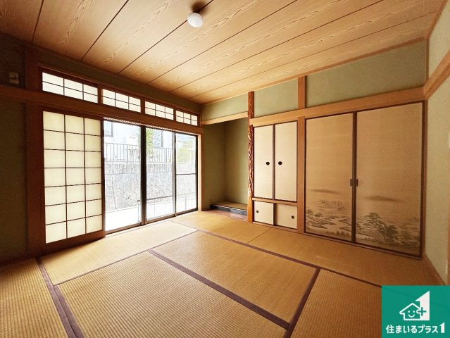 西宮市名塩南台　中古一戸建ての和室|一室あると便利な和室は客間としてだけでなく、小さなお子様のプレイルームや食後のくつろぎスペースとしてもご利用いただけます。収納もついていますので大活躍間違いなし！
