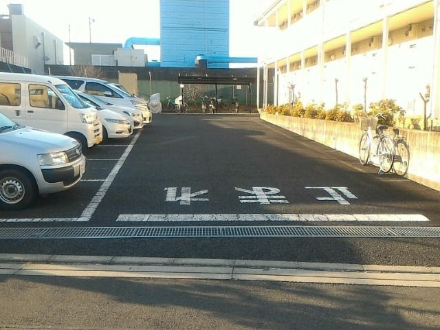 レオパレスハッピネスの駐車場