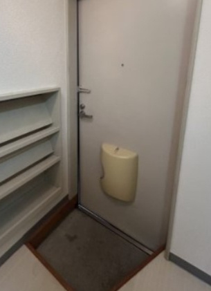 横浜市中区本牧町２丁目のアパートの玄関