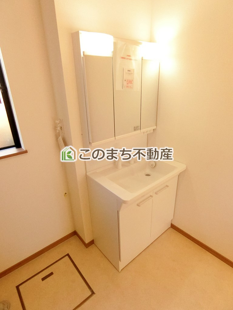ハートフルタウン壬生町幸町3丁目3385番　A号棟の洗面所|同社施工物件の写真です。※建具やフローリング、その他仕様が違う場合がございます。シャンプードレッサーで朝の身支度♪伸びるホースでお掃除も簡単清潔です！