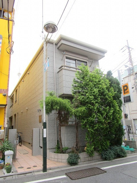 すずらんハウスの外観|安心便利の「すずらん通り商店街」沿いの建物です。