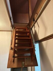 点野2丁目　中古一戸建ての内装|屋根裏収納の階段
■物件内覧・資金計画相談・住宅ローン相談、リフォーム相談、お問合せ受付中■
※当日・翌日のご内覧、ご相談はお電話でのお問合せがスムーズです！