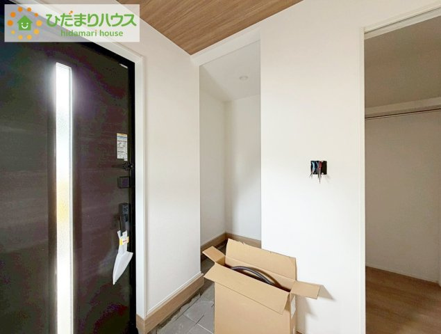 郡山市喜久田町字双又　新築戸建　5号棟の玄関|毎日「行ってきます」「ただいま」をいう玄関は小窓付で、明るく光が差し込みます。