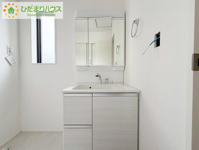 郡山市喜久田町字双又　新築戸建　5号棟の独立洗面台|三面鏡は自分では見えにくいところまで見ることができるので、身だしなみを整える際などにはとても便利です(*^^*)