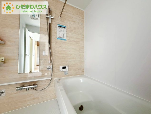 郡山市喜久田町字双又　新築戸建　5号棟の浴室|浴室には窓があり、換気が良好です。リラックスできるバスタイムを楽しむことができ、心地よい空間を提供します。