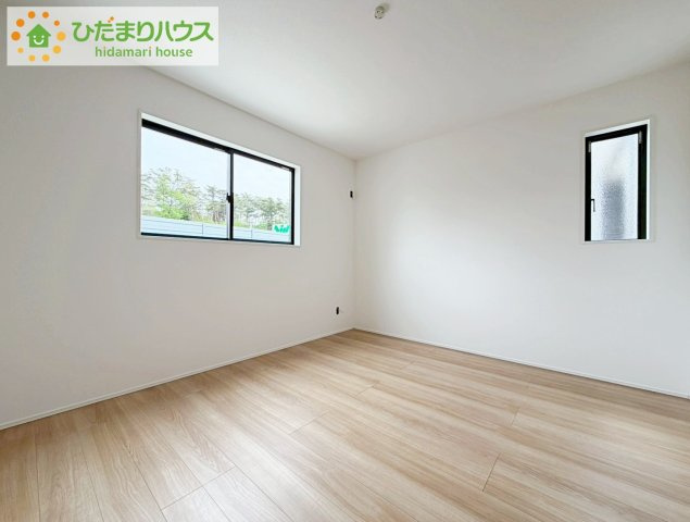 郡山市喜久田町字双又　新築戸建　5号棟の寝室|主寝室は広々していて安らげる空間に。大きな窓から光が差し込み、朝の目覚めも良さそう♪