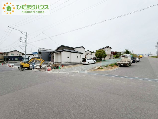 郡山市喜久田町字双又　新築戸建　5号棟の前面道路含む現地写真|整備された駐車場で、マイカーを気兼ねなく洗車なんて最高ですね！(^▽^)/