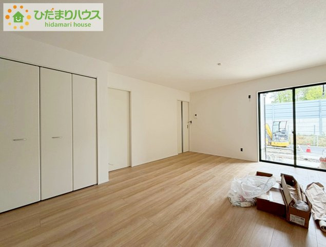 郡山市喜久田町字双又　新築戸建　5号棟の居間・リビング|ホワイトを基調としたLDKは、明るく上品な心地よさを演出してくれます。空間に広がりをもたらし、より一層広く感じさせてくれます。