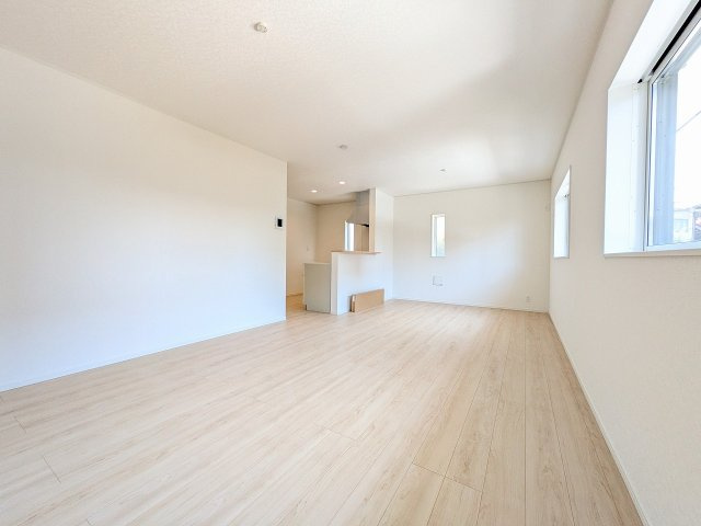 八王子市　中野町　新築一戸建て　２１期の居間・リビング|～18.5帖の明るいLDKで、家族団欒の時間をお過ごしいただけます～