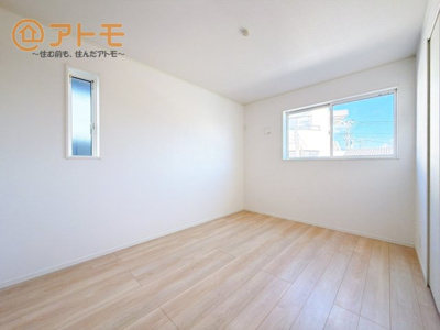 【寝室】 | 沼津市沢田町第1　新築戸建　2号棟 | 各居室に収納がついているので、部屋の中をすっきり見せることができますね！