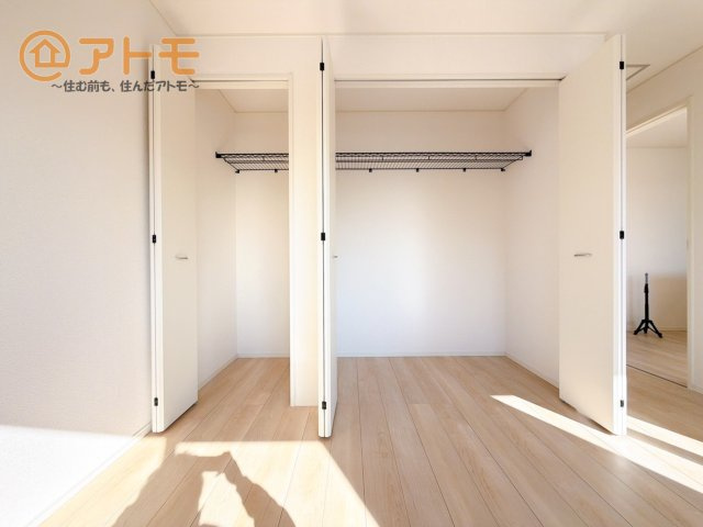【内装】 | 沼津市沢田町第1　新築戸建　2号棟 | ハンガーパイプ付きのクローゼットは季節ものなどを収納することができて便利です♪