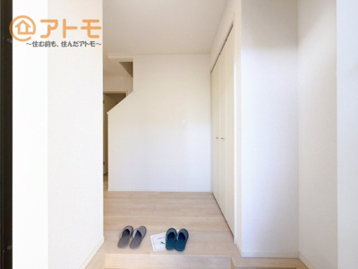 【玄関】 | 沼津市沢田町第1　新築戸建　2号棟 | 玄関は収納付きで使い勝手良好♪見た目もすっきり♪