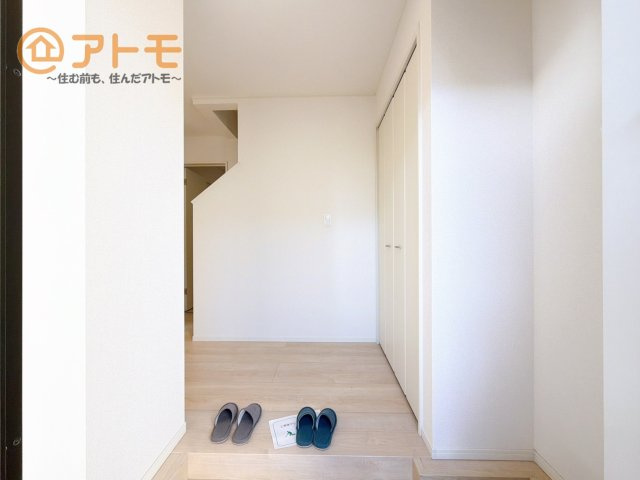 【玄関】 | 沼津市沢田町第1　新築戸建　2号棟 | 玄関は収納付きで使い勝手良好♪見た目もすっきり♪
