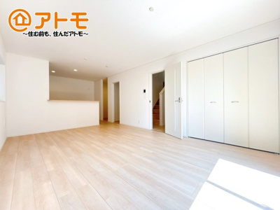 【居間・リビング】 | 沼津市沢田町第1　新築戸建　2号棟 | 広々と開放的なLDKは、家族が自然と集まる広さ♪お子様のリビング学習にもピッタリ♪