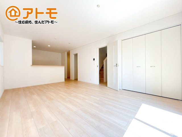 【居間・リビング】 | 沼津市沢田町第1　新築戸建　2号棟 | 広々と開放的なLDKは、家族が自然と集まる広さ♪お子様のリビング学習にもピッタリ♪