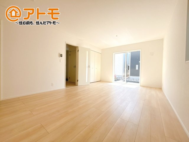 【居間・リビング】 | 沼津市沢田町第1　新築戸建　2号棟 | 家族団らんのイメージは、リビングを思い浮かべませんか？リビングこそ広々とした空間が良いですね♪