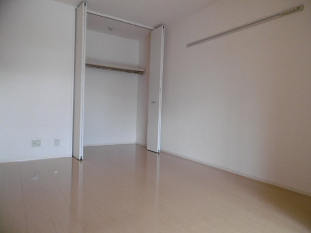 【洋室】 | クレセント | 明るい洋室です
