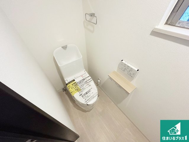 尼崎市南竹谷町　中古一戸建てのトイレ|1・2階の2ヶ所にあるので、朝の忙しい時間の順番待ちもなく、深夜の利用にも大変便利です。