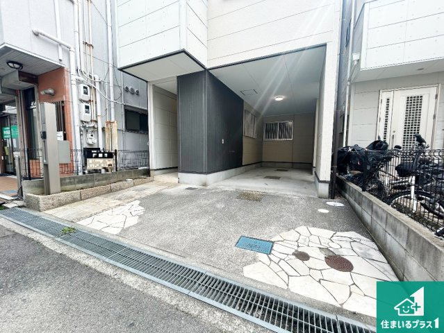 尼崎市南竹谷町　中古一戸建ての駐車場|２台分の駐車スペース有り！急な来客でも安心です！
