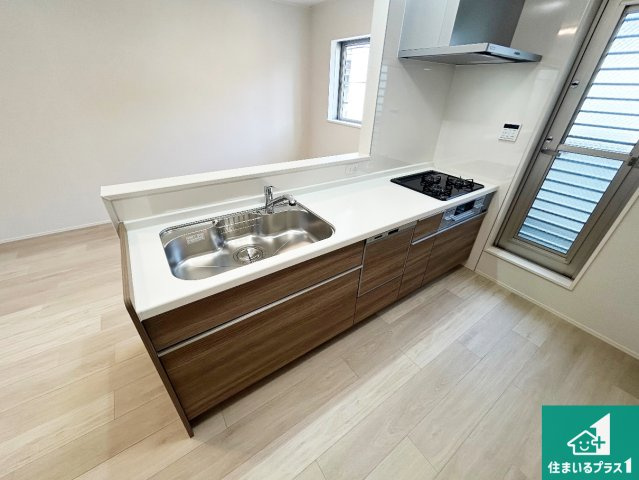 尼崎市南竹谷町　中古一戸建てのキッチン|リビングと統一感があり、使い勝手のいいキッチン。広々としているので、二人並んで作業が出来ちゃいます。お子様と一緒に色々なお料理に挑戦できるスペースがあります。