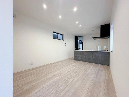 府中町浜田2丁目 No.1の居間・リビング|13.4帖のリビング☆
完成済のため365日ご案内可能♪
「今日見たい」にも対応します！