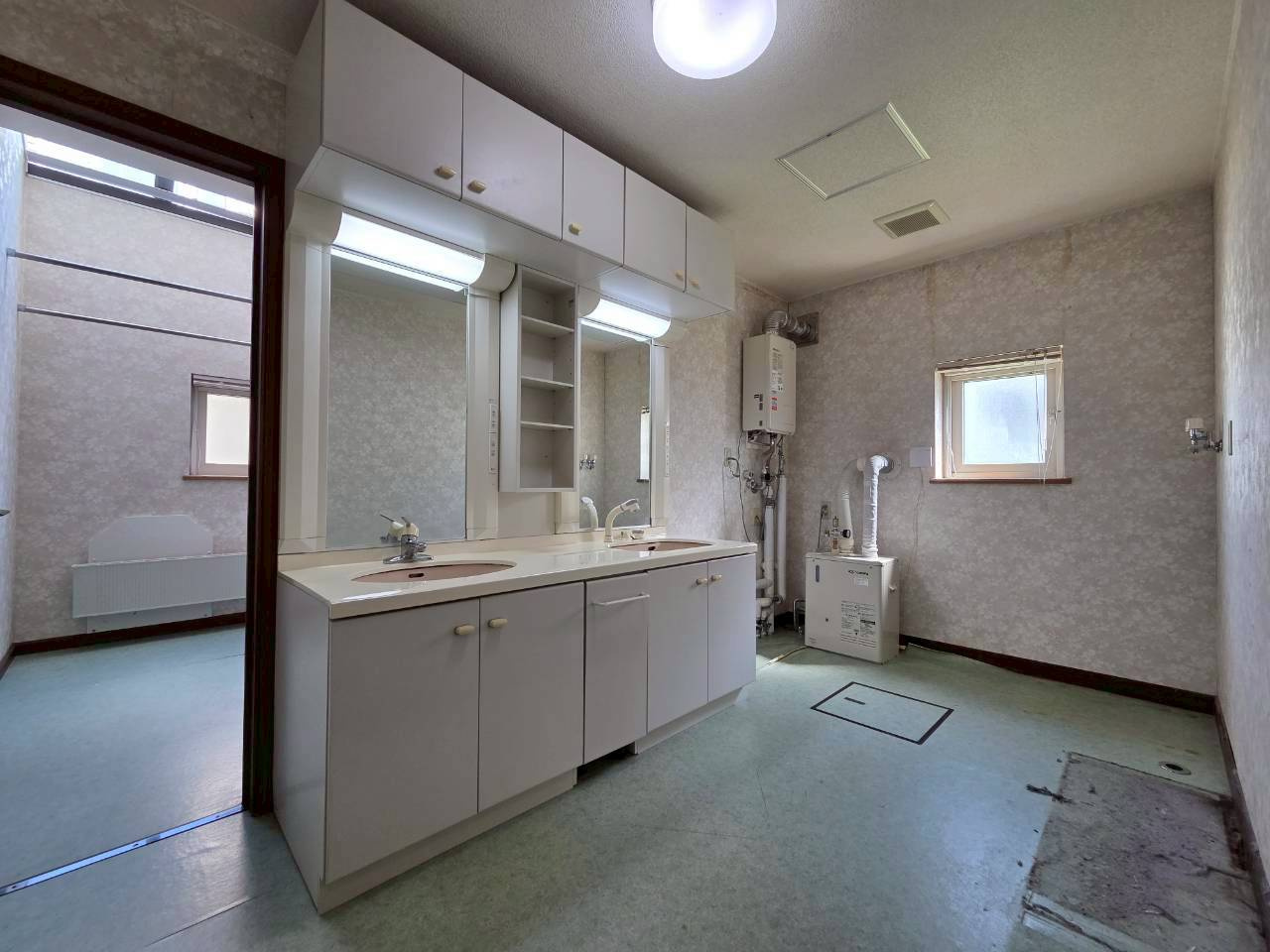 北都1丁目　建坪76坪ある贅沢な中古住宅の独立洗面台|洗面化粧台とランドリースペース（脱衣所とは仕切られています）